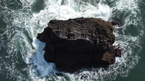 Islet hit by the waves of the sea Vídeo Stock 150459791