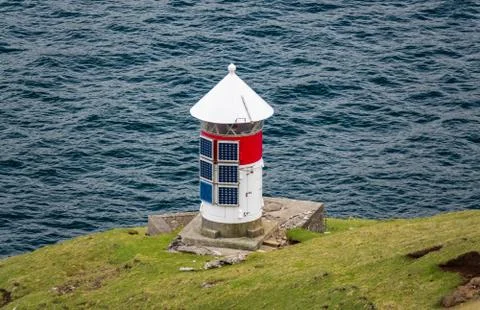Isolated autonomous small lighthouse with solar cells Foto stock