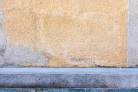 Isolated background old wall with damaged plaster Foto stock