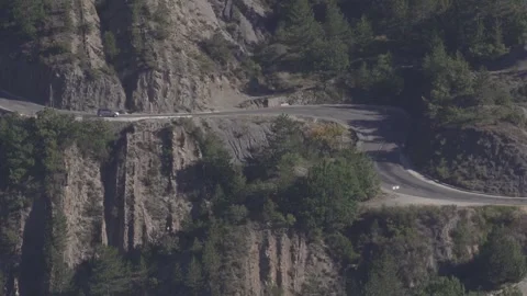 Isolated car driving on a mountain windy road from a distance Vídeo Stock 144098421