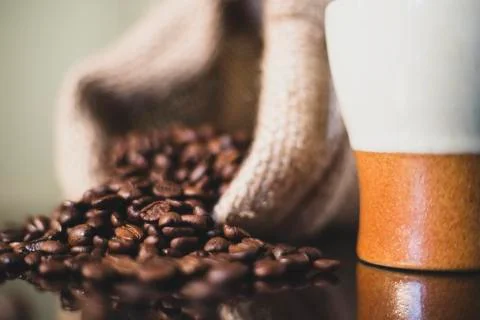 Isolated coffee beans reflected on surface for luxury sensation. Foto stock