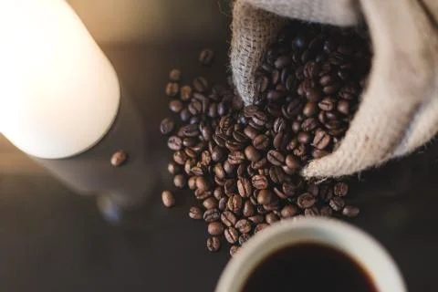 Isolated coffee beans reflected on surface for luxury sensation. Foto stock