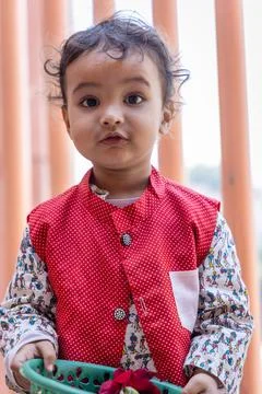 Isolated cute kid devotee with holy offering at temple in indian traditiona.. 库存照片