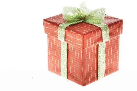 Isolated gift in decorative box bound with golden ribbon and bow on its top Stockfoto's