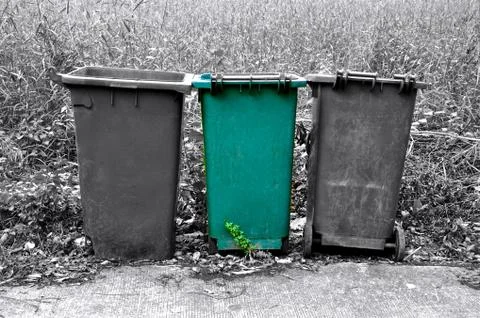 Isolated green refuse bin Foto stock