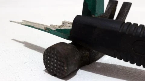 Isolated hammer with broken handle Foto stock