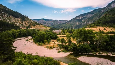 Isolated house in Gorges du Tarn, France time lapse Stockbeeldmateriaal 119045217