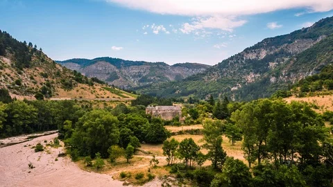 Isolated house in Gorges du Tarn, France time lapse Stockbeeldmateriaal 119045222