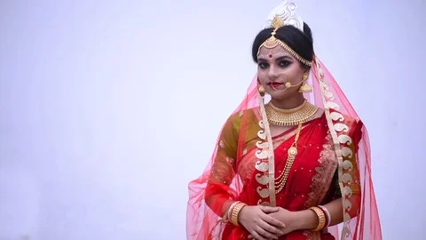 What is the story behind the tradition of Bengali women wearing a white sari  with a red border? - Quora