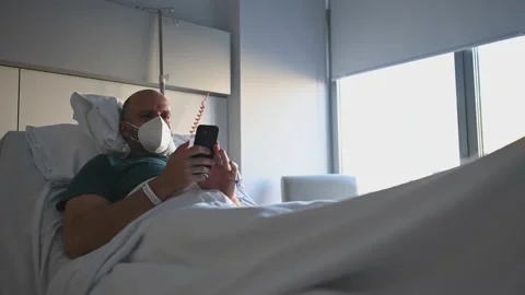 Isolated man in hospital using his smartphone Video stock 144185026