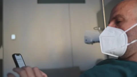 Isolated man in hospital using his smartphone Video stock 144185162