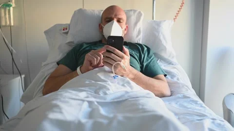 Isolated man in hospital using his smartphone Video stock 144185239
