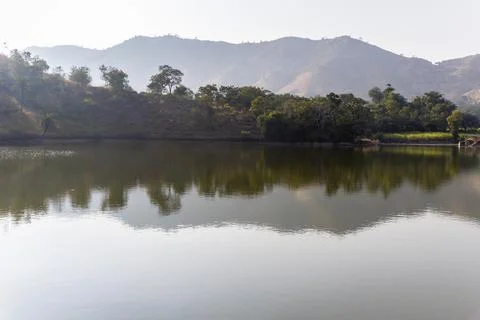 Isolated mountain range with pristine lake reflection at morning from flat .. Foto stock