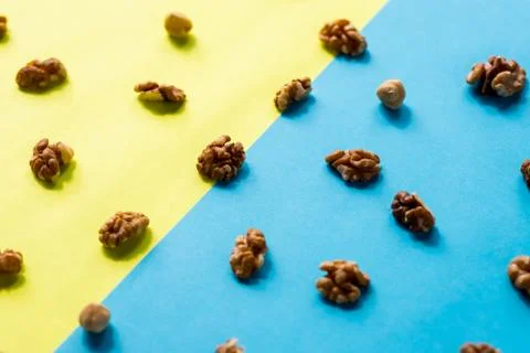 Isolated nuts pattern backdrop. Walnut, cashew, almond and hazelnut on colorful 스톡 사진