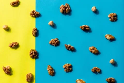 Isolated nuts pattern backdrop. Walnut, cashew, almond and hazelnut on colorful 스톡 사진