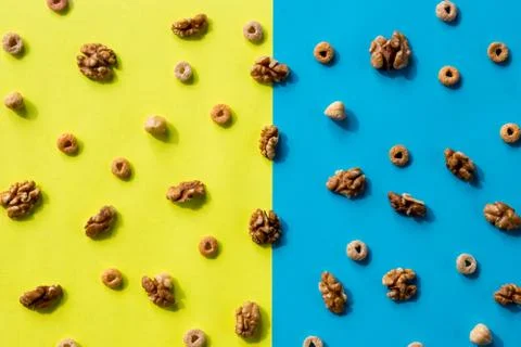Isolated nuts pattern backdrop. Walnut, cashew, almond and hazelnut on colorful 스톡 사진