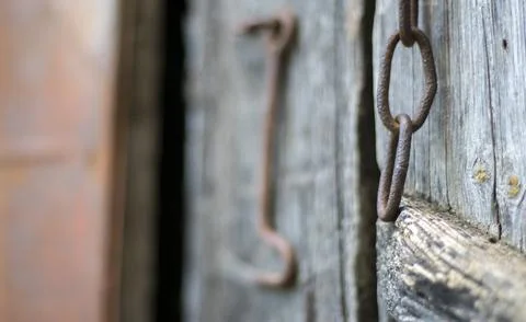 Isolated old rusty door latch on a wooden door. Close-up. Problematic weather Foto stock