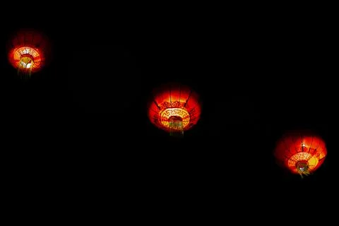Isolated Red Lanterns Float in the Dark Night Sky Foto stock