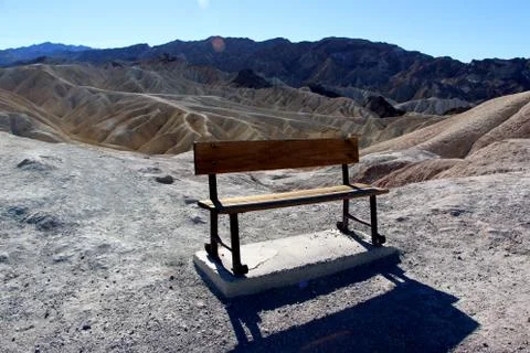 Isolated Rusty Bench at Zabriskie Point, Death Valley National Park, Californ Foto stock