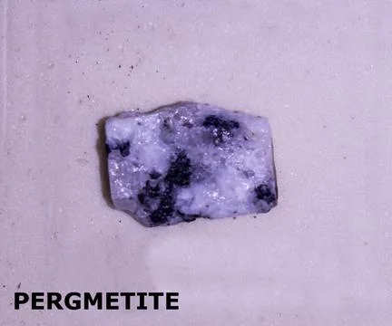 Isolated sample of a Pergmetite rock on texture background. Pergmetite Igne.. Foto stock