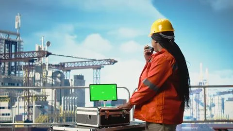Isolated screen tablet used by drilling rig expert using handheld radio Foto stock