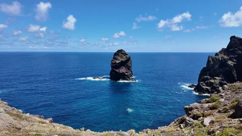 Isolated Sea Stack – Gimbal Panning Over Ocean Video stock 340128589
