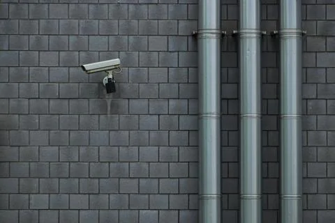 Isolated surveillance camera on a wall Foto stock