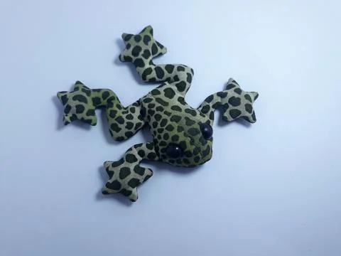 Isolated on white artificial frogs and turtle toys for decorations or gifts Stockfoto's