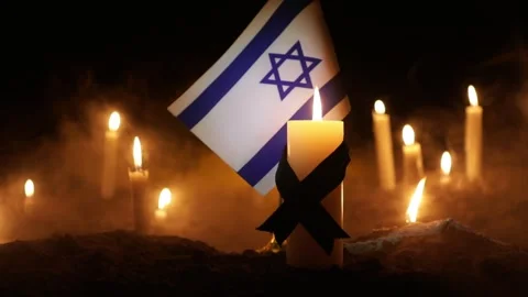 Israel flag on burning dark background with candle 스톡 동영상 252550267
