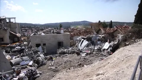 Israel: Iranian missile strike devastates Jerusalem's Beit Shemesh reside... Video stock 330113830