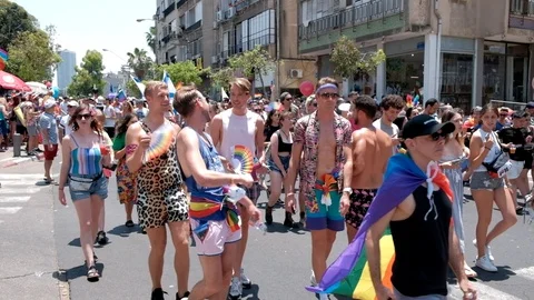 Олар үстел астындағы порно видеоларды соруға мәжбүр болды