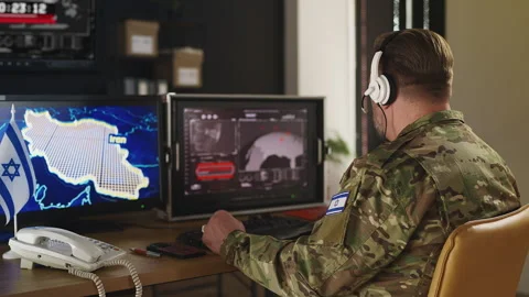 Israeli military operator in headset coordinating strike countdown on Iran 스톡 동영상 333307614