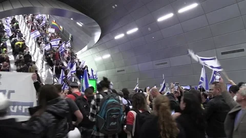 Israelis gather in Jerusalem train station for national protests Video stock 237083549