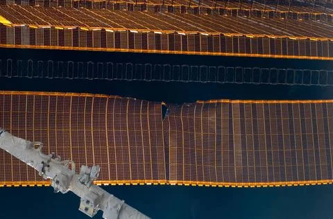 ISS016-E-007014 (30 Oct. 2007) --- A view of a damaged P6 4B solar array w... Foto stock