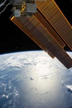 ISS040-E-006252 (30 May 2014) --- Solar array panels and Earths horizon a.. Foto stock