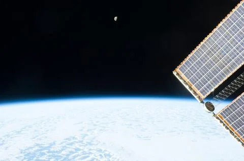ISS040-E-008274 (7 June 2014) --- The moon rising over the southern Pacific.. Fotos Stock