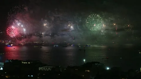 Istanbul Bosphorus Galata Tower Firework 3 Stockbeeldmateriaal 132974245