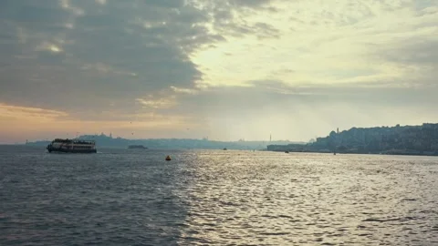 Istanbul cityscape with a dramatic sky Vídeo Stock 336300073