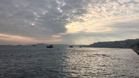 Istanbul cityscape with a dramatic sky Vídeo Stock 336300612