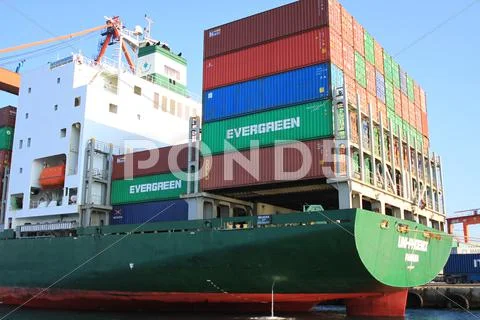 Istanbul - december 5: evergreens container ship uni-phoenix (imo:9202170, pa Stock Photos