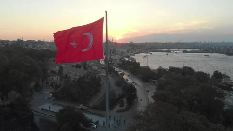 Istanbul at sunset fly by the flag Vidéo 260228130