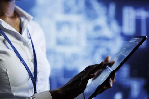 IT admin writes AI code on laptop Foto stock