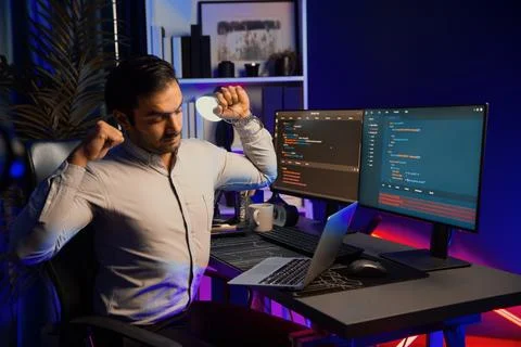 IT being tried of overwork on solve problem at neon light office. Surmise. Stockfoto's