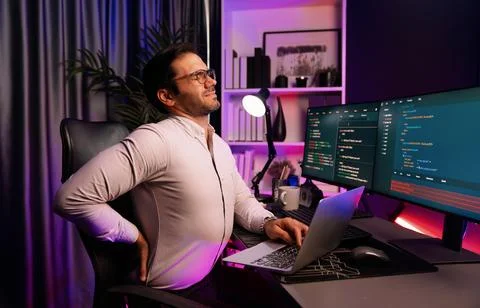 IT being tried of overwork on solve problem at neon light office. Surmise. Stockfoto's