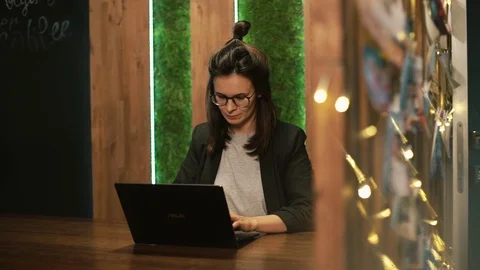 IT code girl computer4 Stock-Footage 128918511