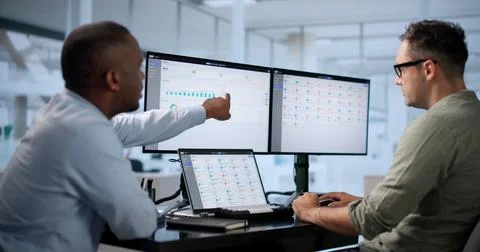 IT Consultants Collaborating On ERP Software To Improve Business Processes. Foto stock