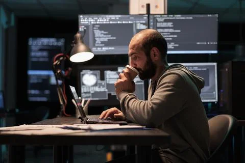 IT developer drinking coffee cup and programming Foto stock