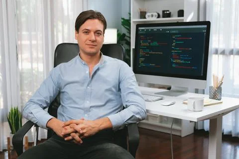 IT developer looking camera with online software development. Pecuniary. Stockfoto's