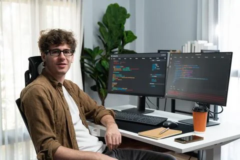 IT developer in online software information looking at camera. Gusher. Foto stock