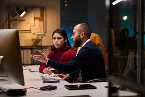 IT Developer Pointing at Computer Screen 库存照片
